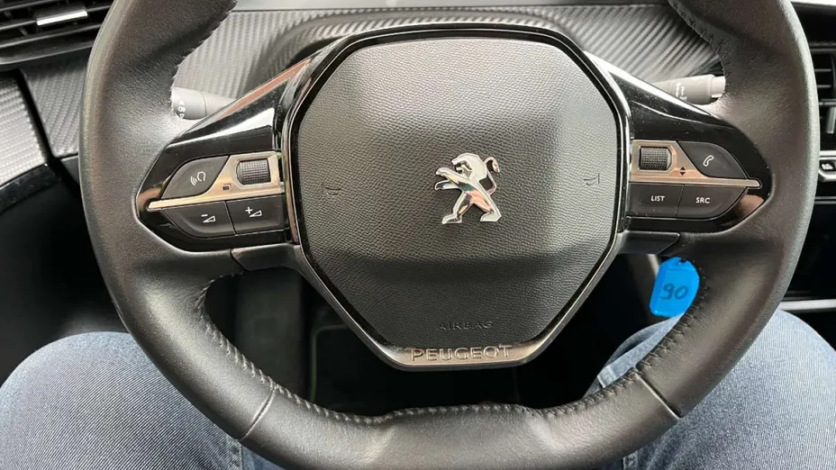 PEUGEOT 208 -