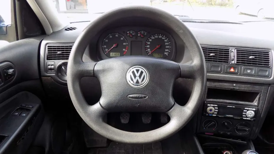 VOLKSWAGEN Golf -