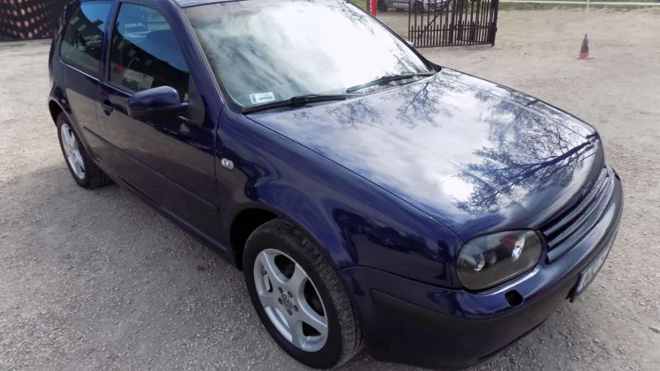 VOLKSWAGEN Golf -