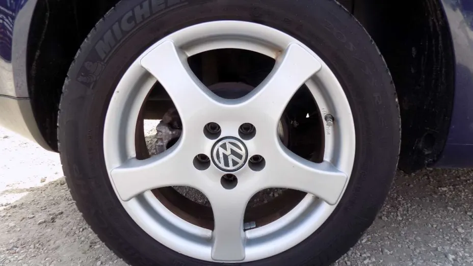 VOLKSWAGEN Golf -