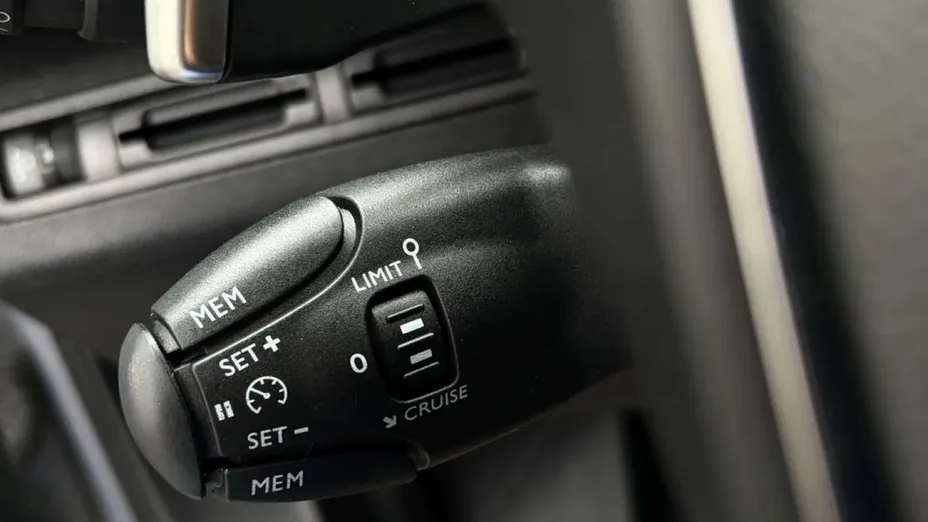 PEUGEOT 3008 -