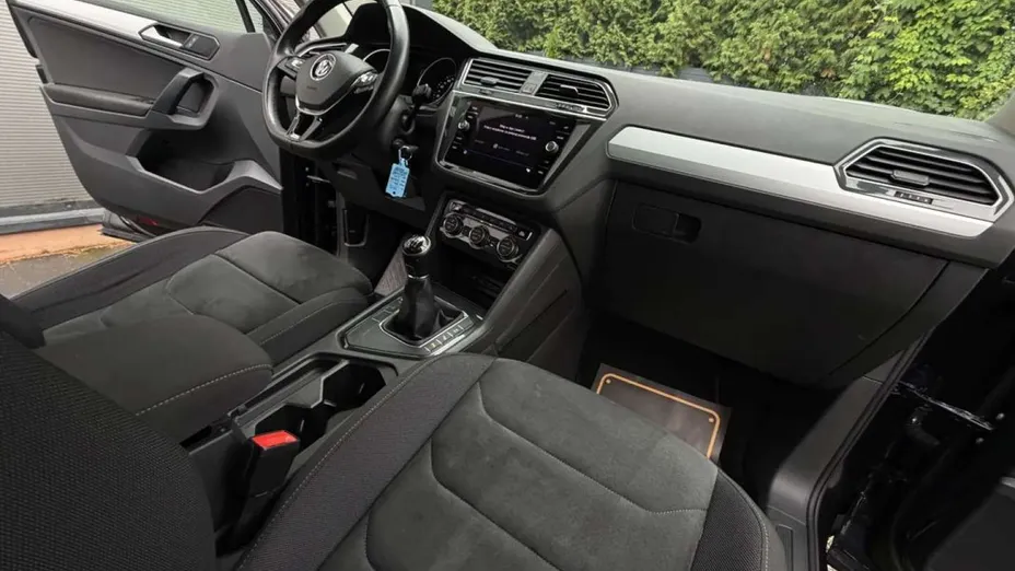 VOLKSWAGEN Tiguan -