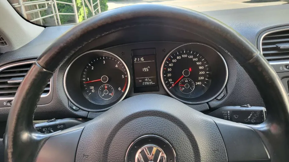 VOLKSWAGEN Golf -
