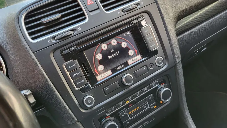 VOLKSWAGEN Golf -