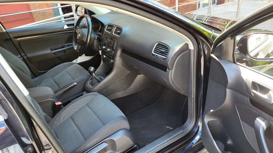 VOLKSWAGEN Golf -