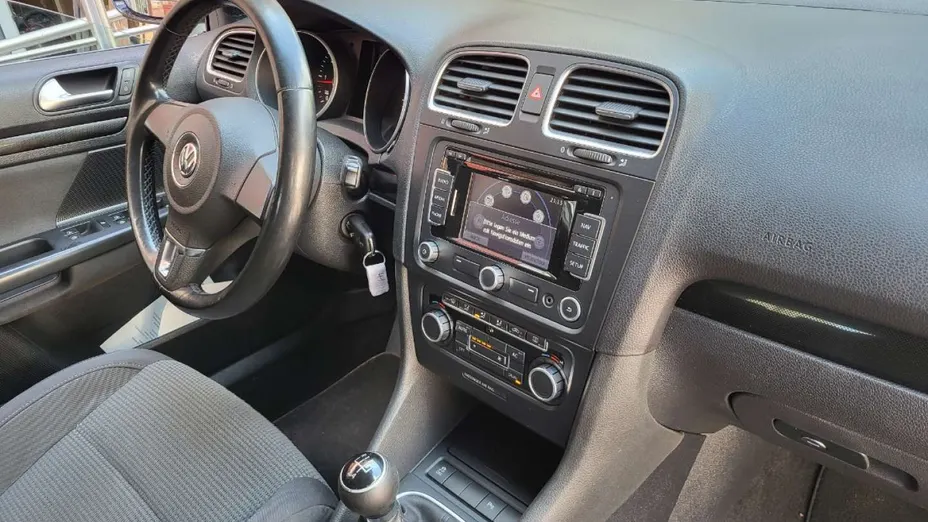 VOLKSWAGEN Golf -