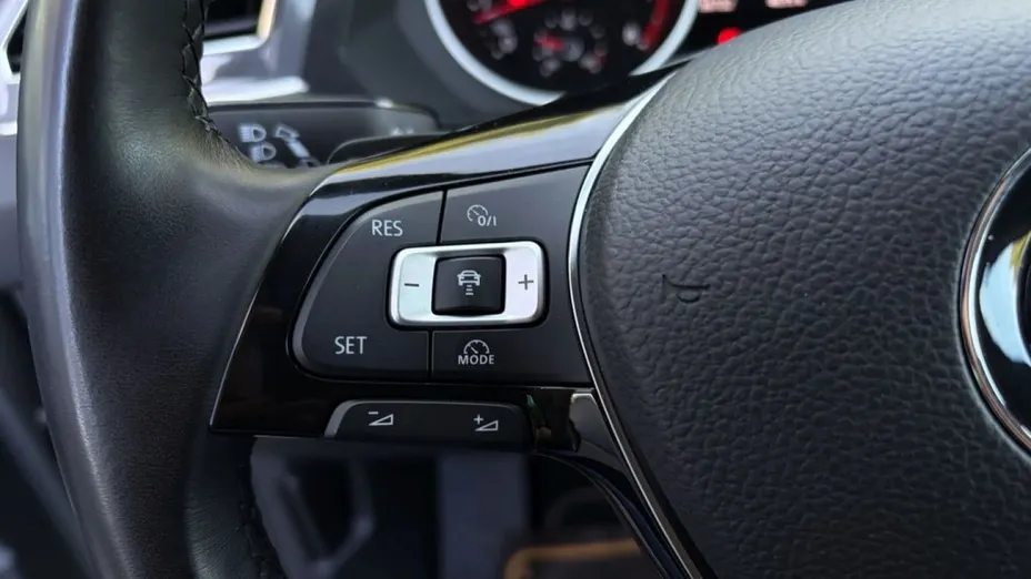 VOLKSWAGEN Tiguan -