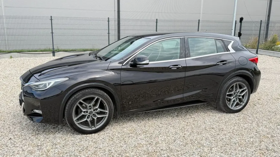 INFINITI Q30 -