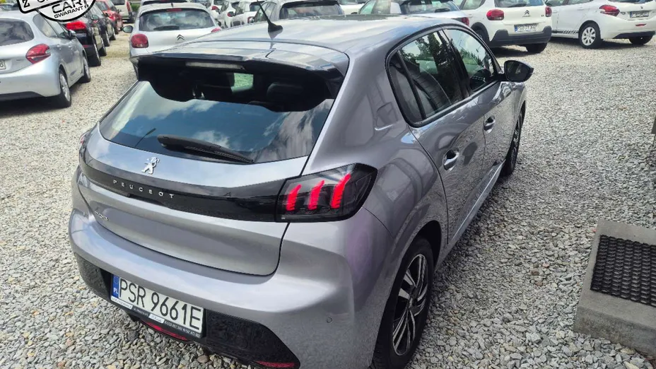 PEUGEOT 208 -