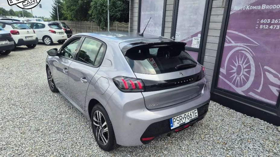 PEUGEOT 208 -