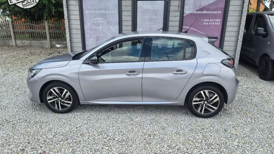 PEUGEOT 208 -