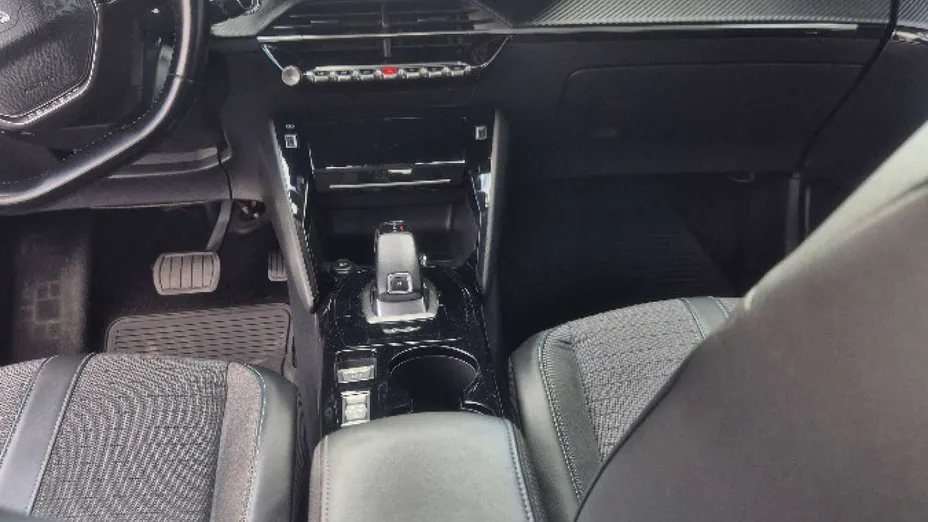 PEUGEOT 208 -