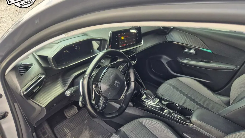 PEUGEOT 208 -