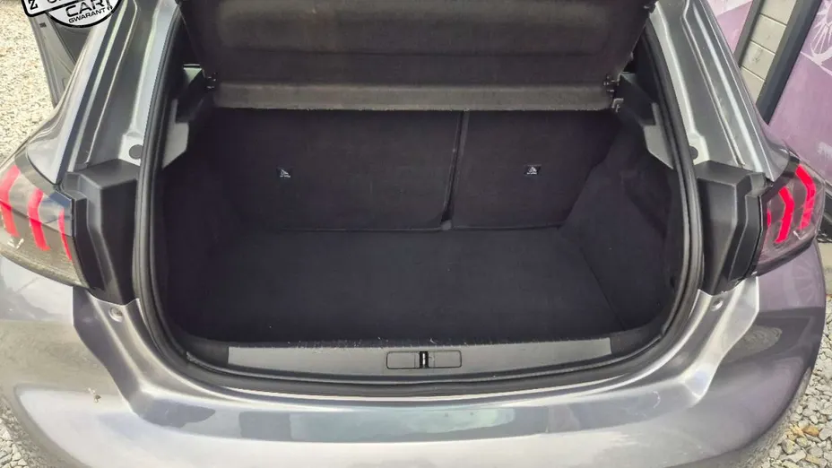 PEUGEOT 208 -