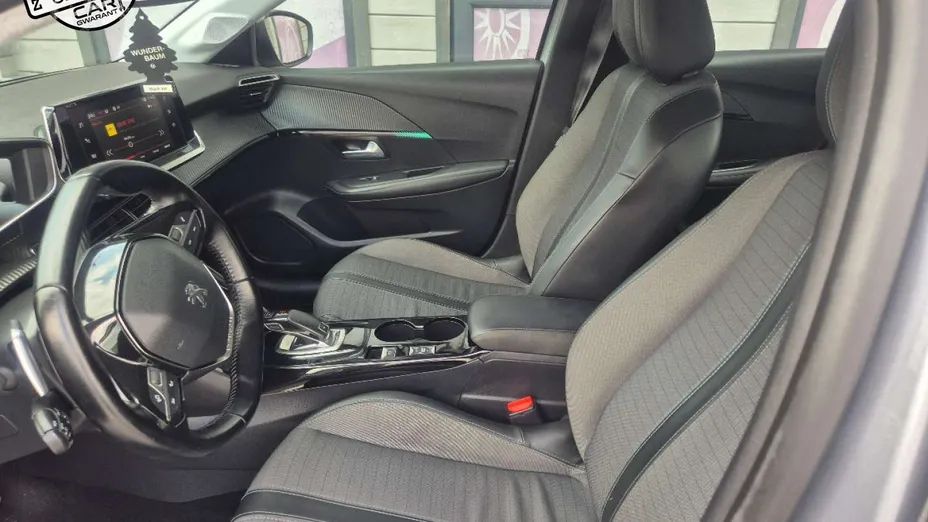 PEUGEOT 208 -