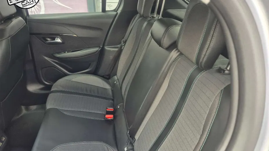PEUGEOT 208 -