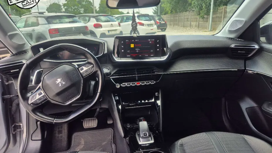 PEUGEOT 208 -