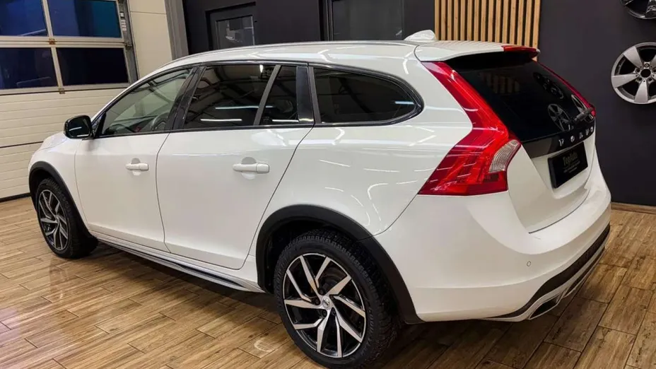 VOLVO V60 -
