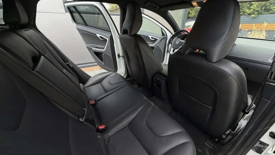 VOLVO V60 -