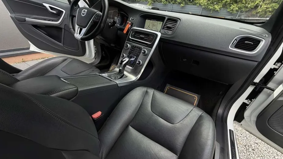 VOLVO V60 -