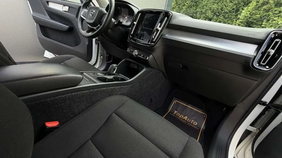 VOLVO XC40 -