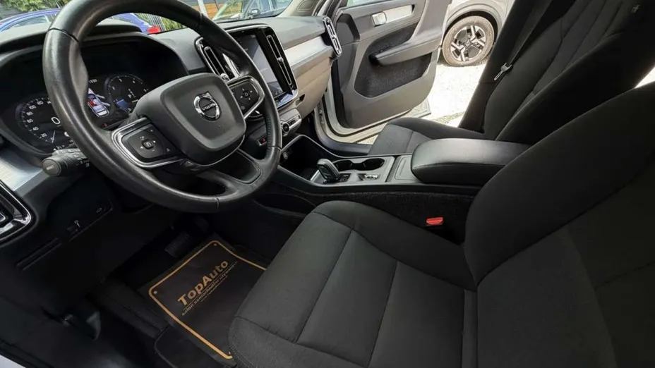 VOLVO XC40 -