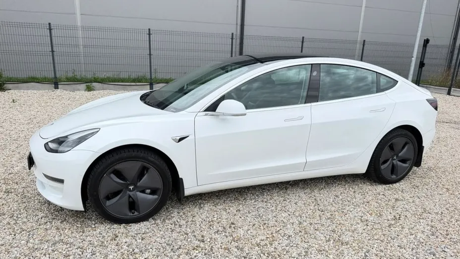 TESLA Model 3 -