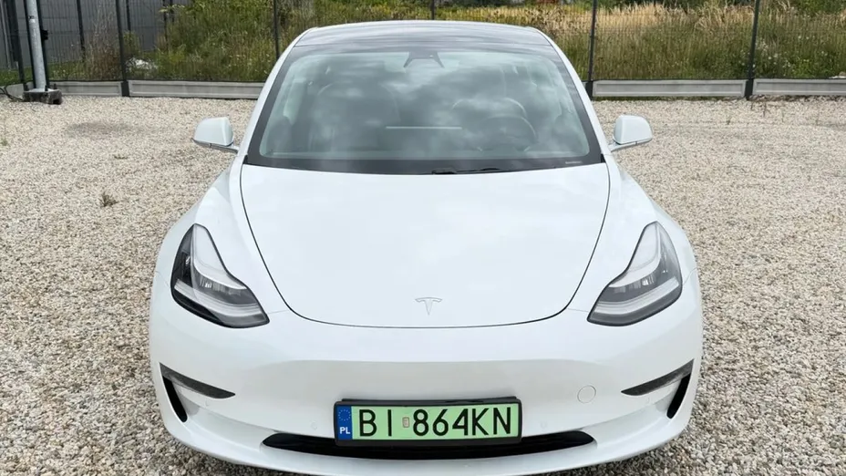 TESLA Model 3 -