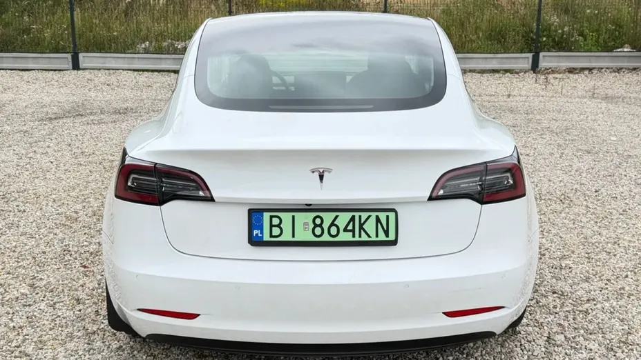 TESLA Model 3 -
