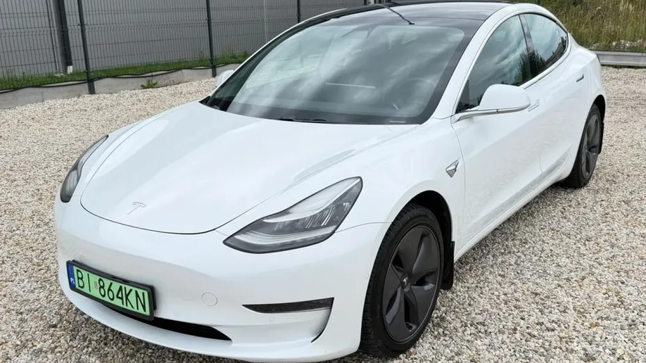 TESLA Model 3 -