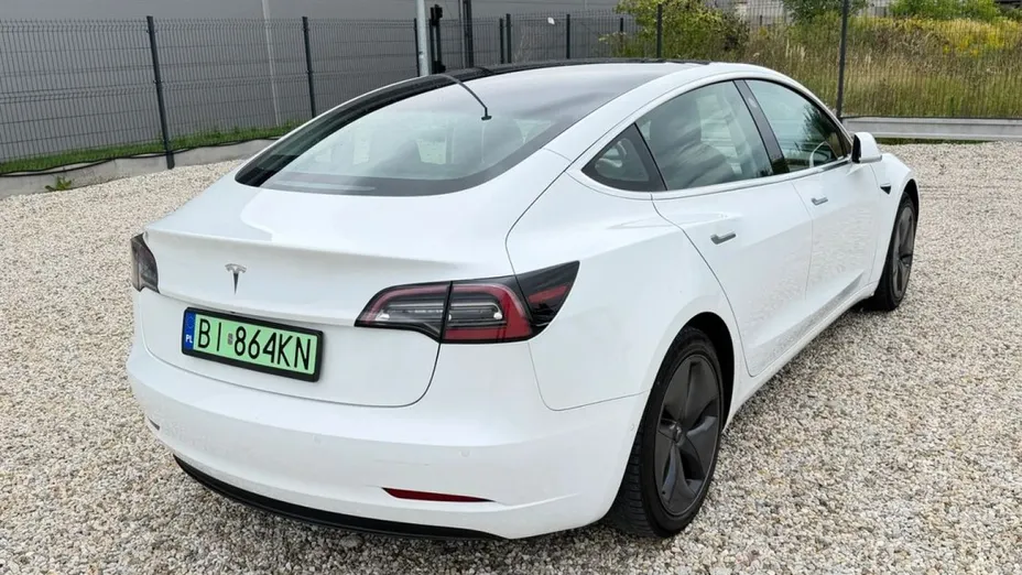 TESLA Model 3 -