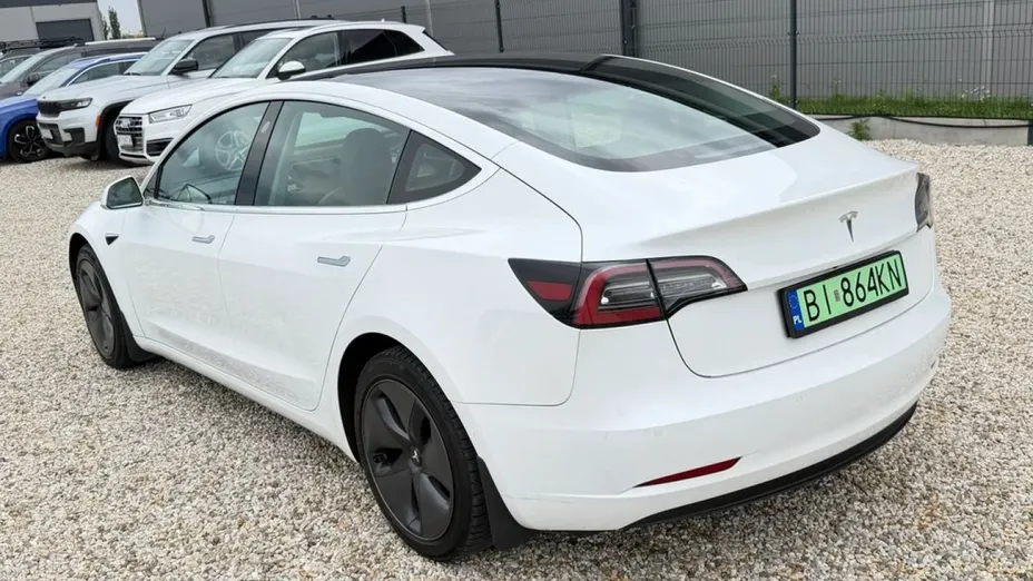 TESLA Model 3 -