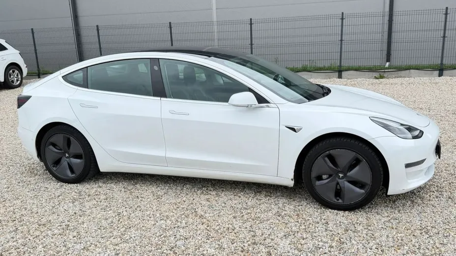 TESLA Model 3 -