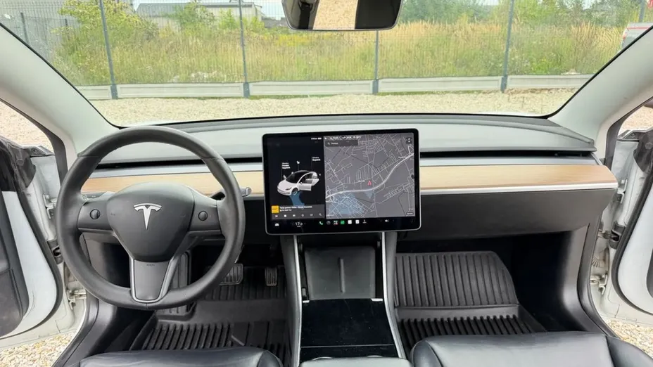 TESLA Model 3 -