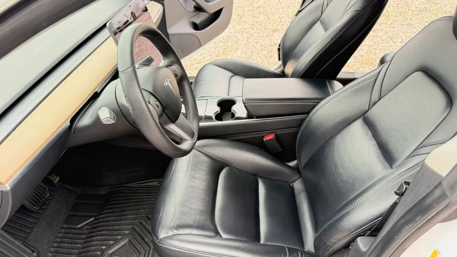 TESLA Model 3 -
