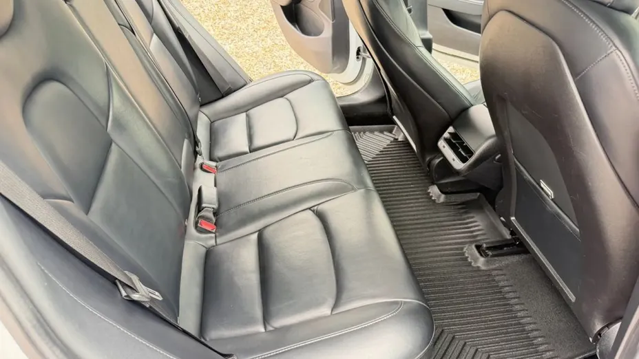 TESLA Model 3 -