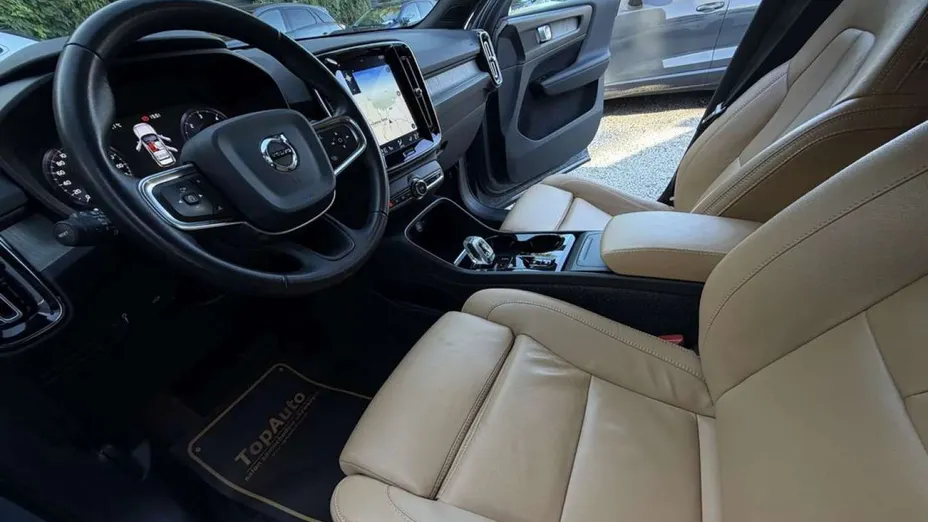 VOLVO XC40 -