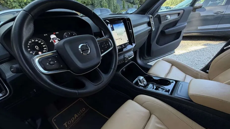VOLVO XC40 -