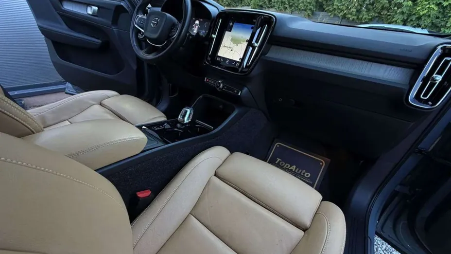 VOLVO XC40 -