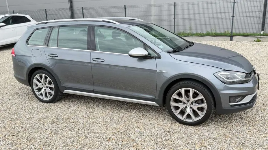 VOLKSWAGEN Golf -