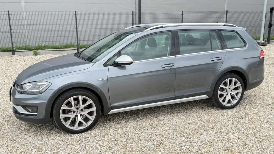 VOLKSWAGEN Golf -
