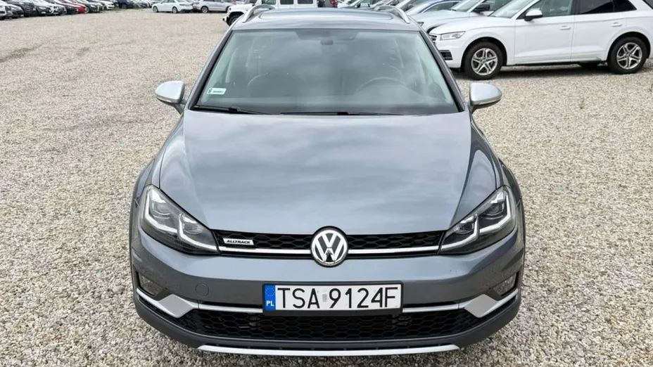 VOLKSWAGEN Golf -