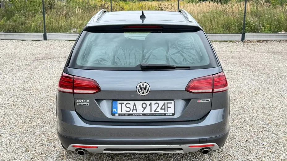 VOLKSWAGEN Golf -