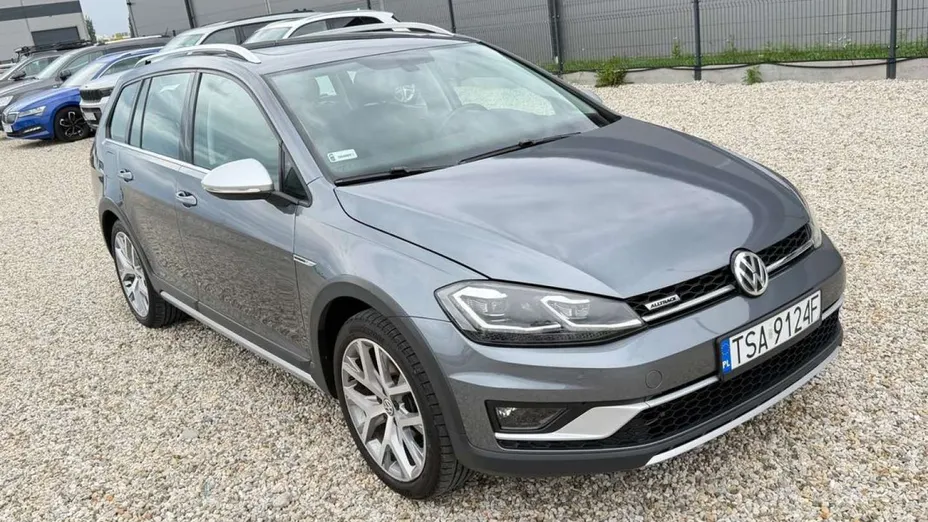 VOLKSWAGEN Golf -