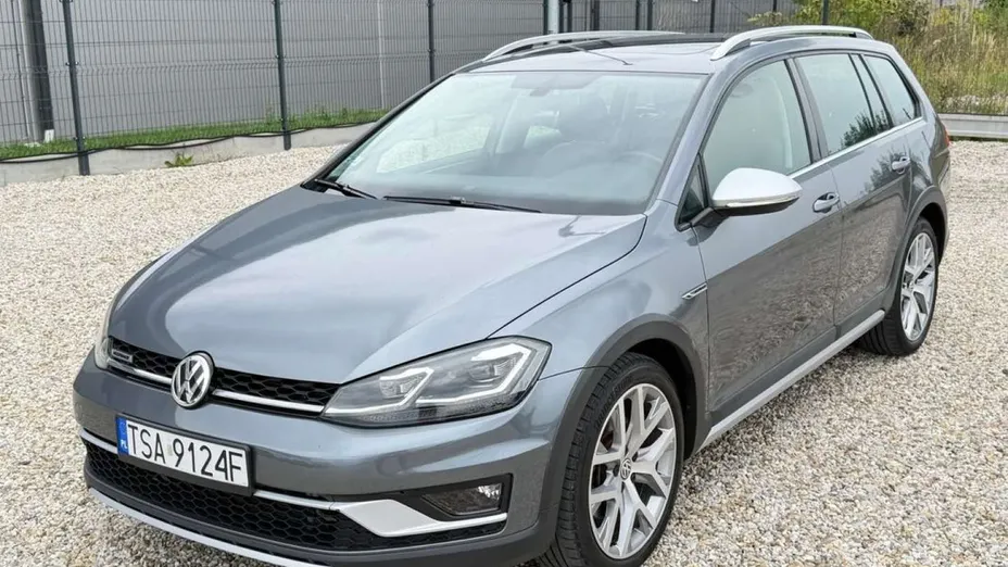 VOLKSWAGEN Golf -