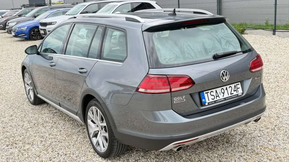 VOLKSWAGEN Golf -