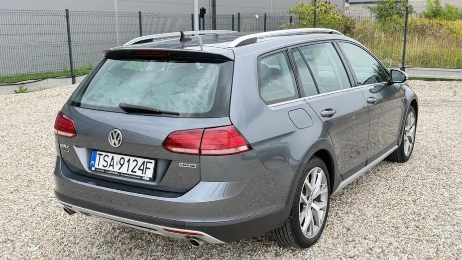 VOLKSWAGEN Golf -