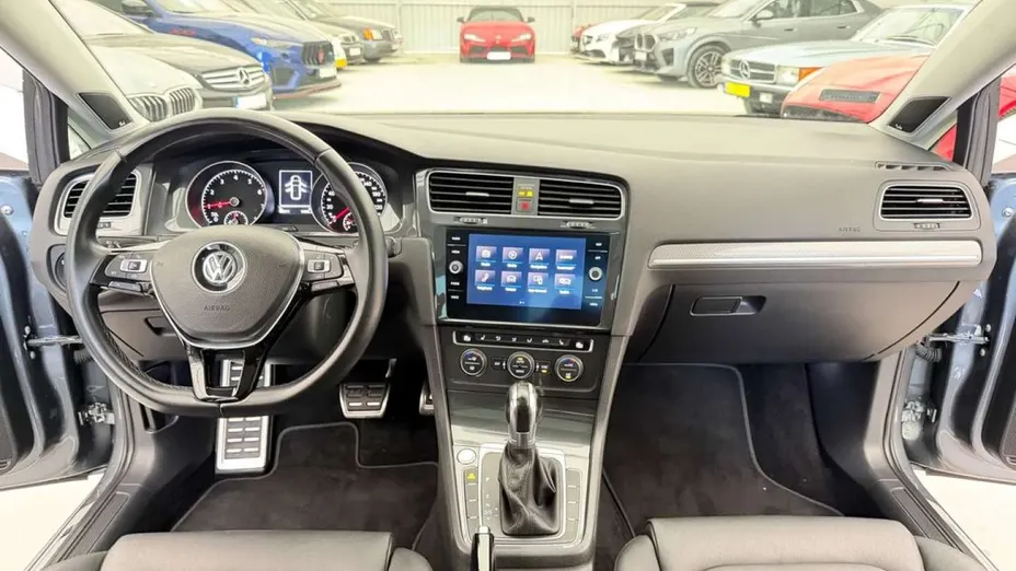 VOLKSWAGEN Golf -