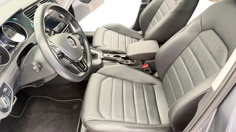VOLKSWAGEN Golf -