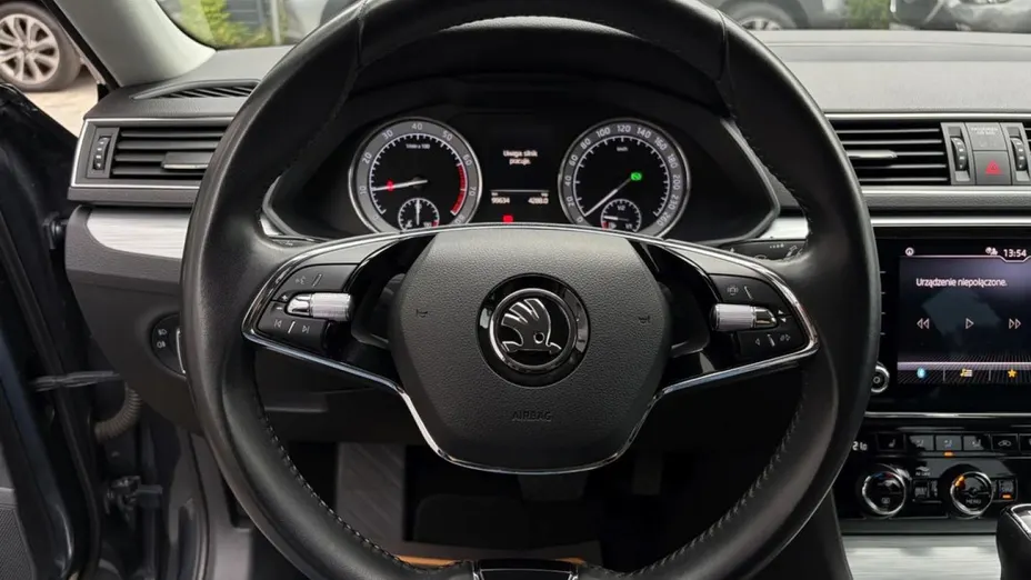 SKODA Superb -
